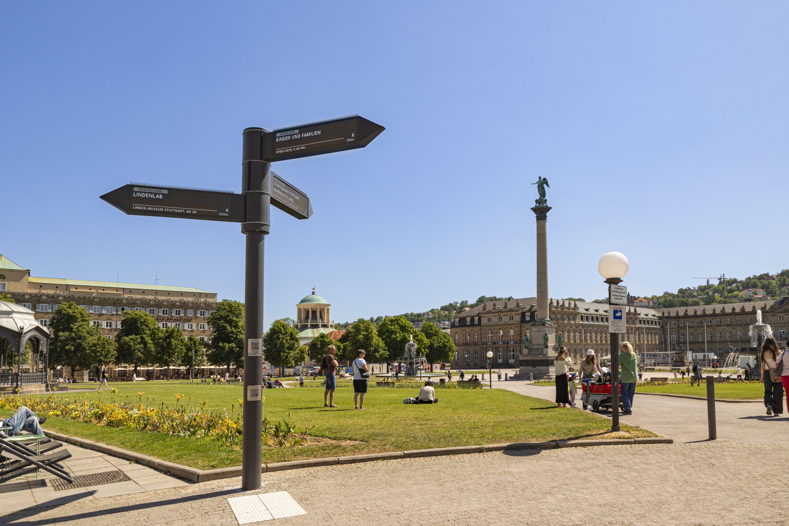 Fußgängerleitsystem-Säule am Schlossplatz ist zu sehen.