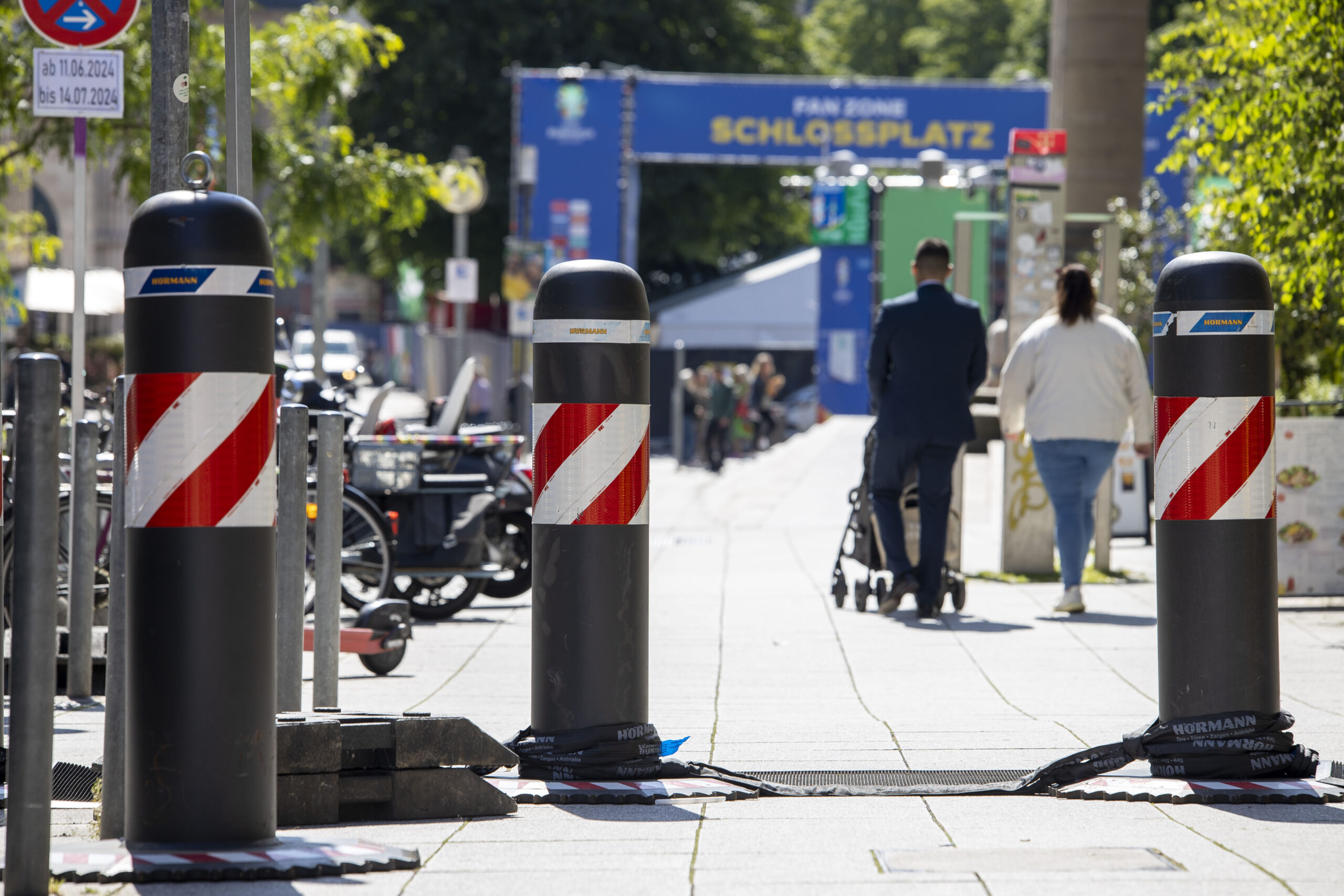 Sicherheitspoller auf dem Schlossplatz sind zu sehen. Aufnahme während der Europameisterschafts 2024 in der Nähe der Fanmeile.