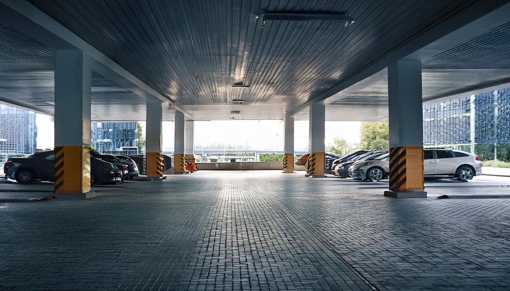 Geparkte Autos in einem Parkhaus sind zu sehen.